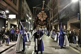 La cofradía de la Piedad y Caridad y Cristo de la Paz cruza Alicante