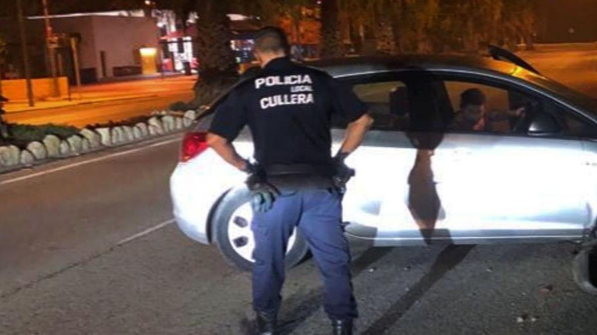 Un agente de la Policía Local de Cullera.  | LEVANTE-EMV