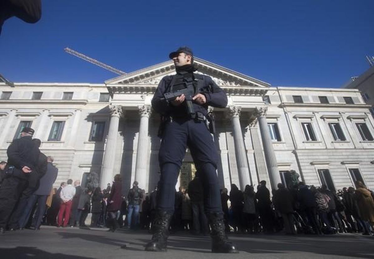 Un agent de la Policia Nacional custodia el Congrés dels Diputats després de la concentració contra l’atemptat al setmanari francès.