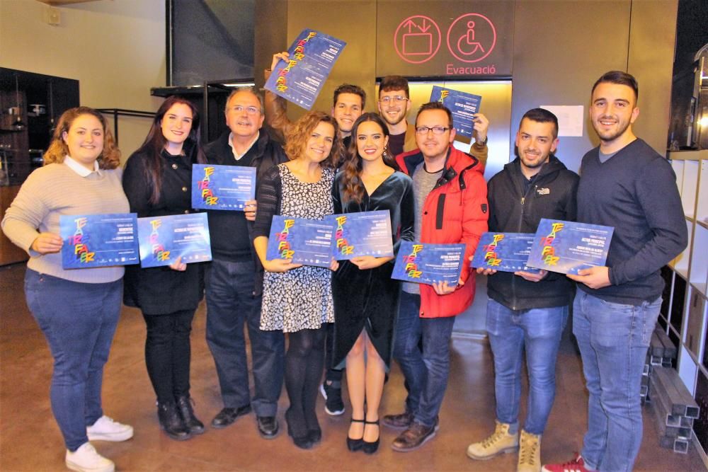 Fray J. Rodríguez, con Pilar Bernabé, se fotografía con su "cabassà" de nominaciones acompañados de Marina Civera.