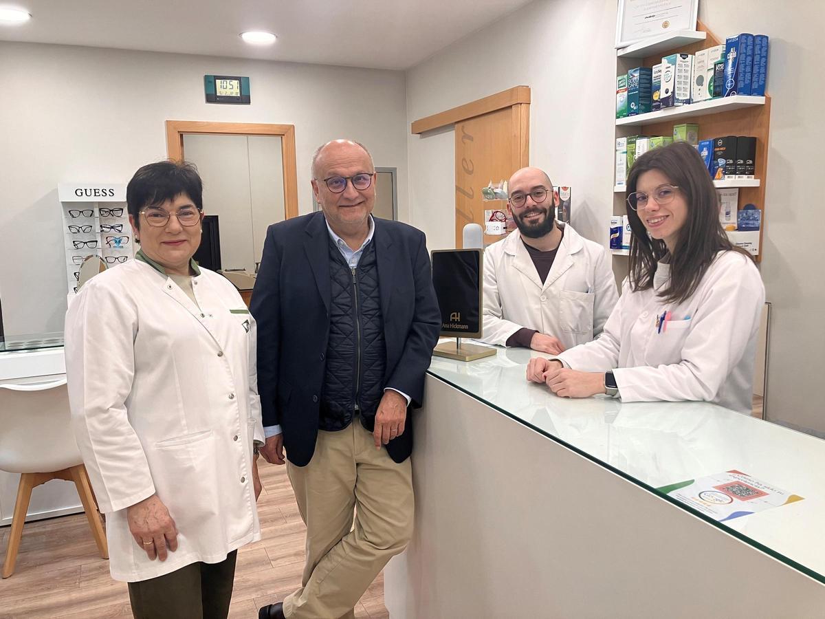 Losada y responsables de la óptica de A Barca