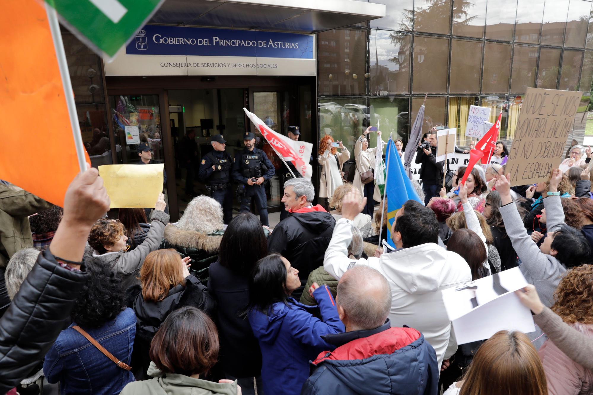 En imágenes: Multitudinaria protesta de los trabajadores del ERA: "Nuestras vacaciones no son un trueque electoral"