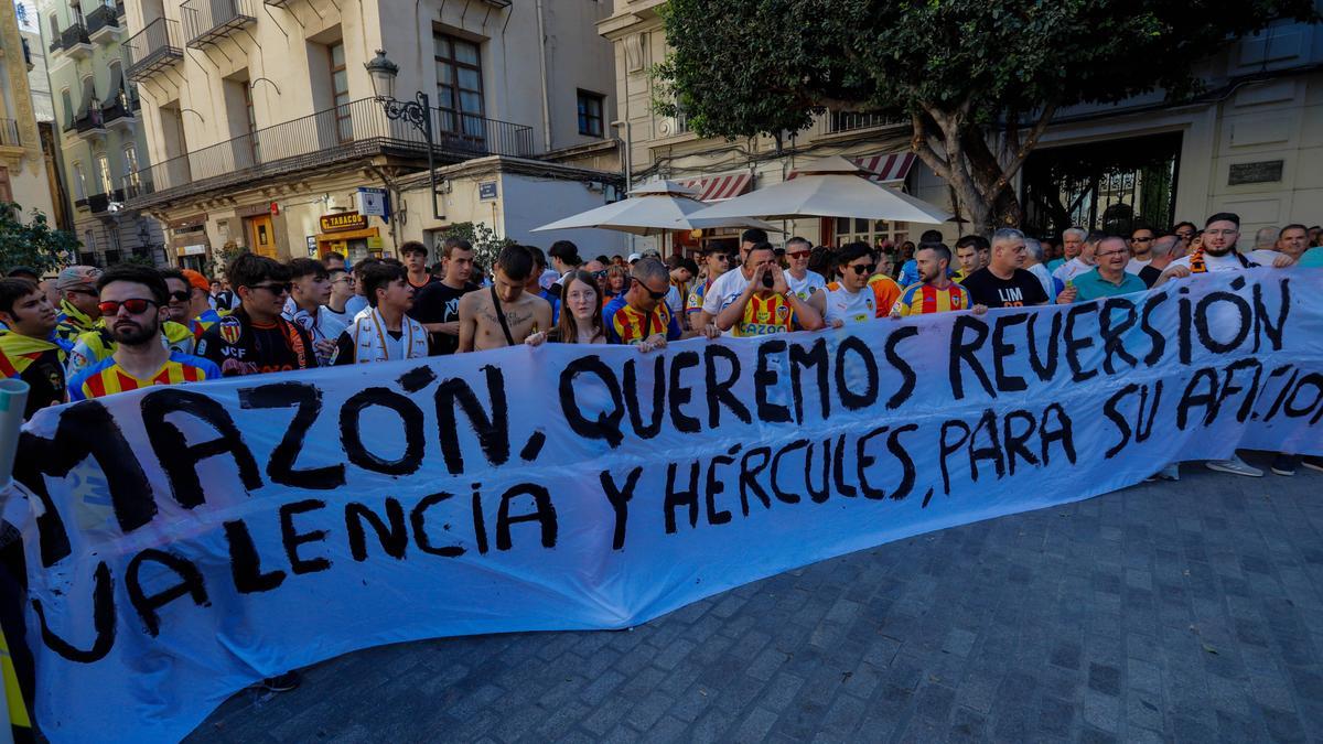 Referencia expresa a la situación del Hércules en la protesta contra Peter Lim en València.