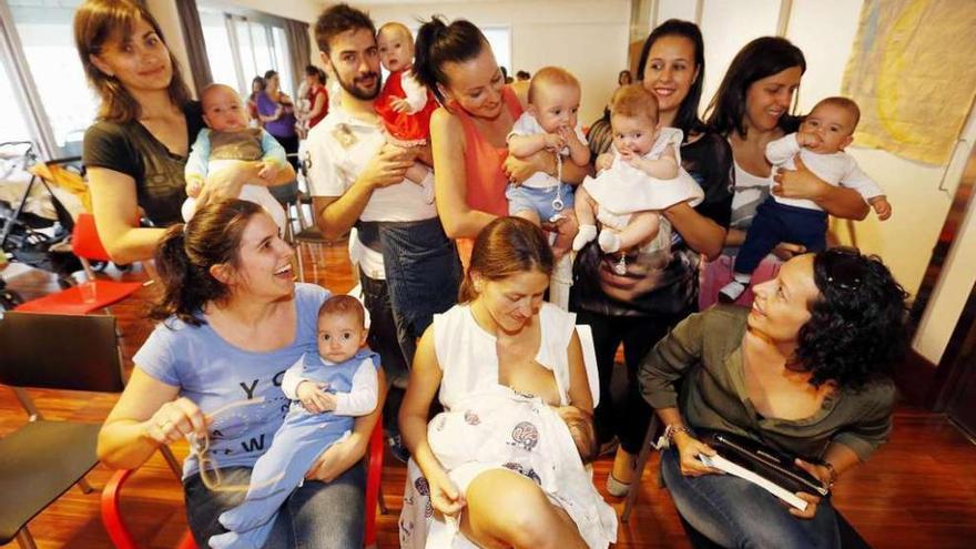 Un grupo de madres, ayer en la presentación de Teta e Coliño en Navia.