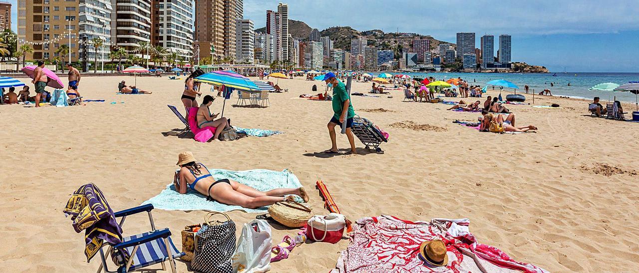 La caída del turismo extranjero, del que depende en gran parte Benidorm, es uno de los factores que lastran la recuperación. | DAVID REVENGA