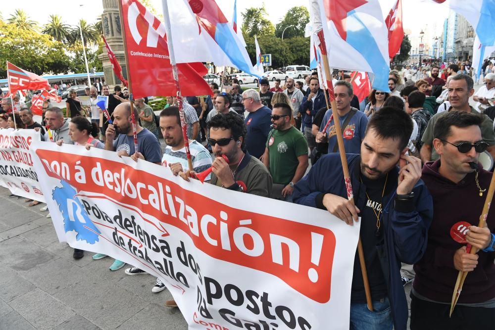 Empleados de la empresa Comfica, que presta el servicio de soporte telefónico para R en la provincia de A Coruña, vuelven a concentrarse ante la sede del operador, ante el Obelisco.