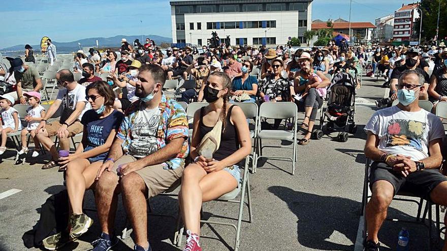 Público asistente ao concerto de onte en sesión vermú no Revenidas.