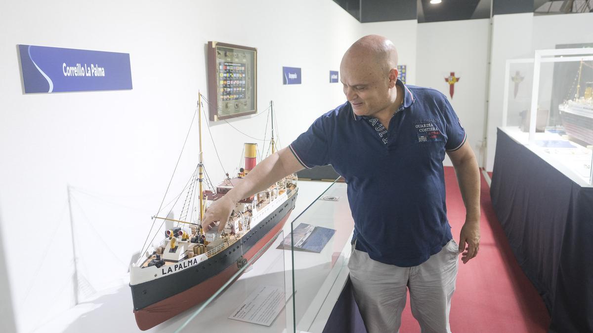 Vicente Manuel González junto a una de sus maquetas en la exposición Modelismo naval en el Museo Elder.