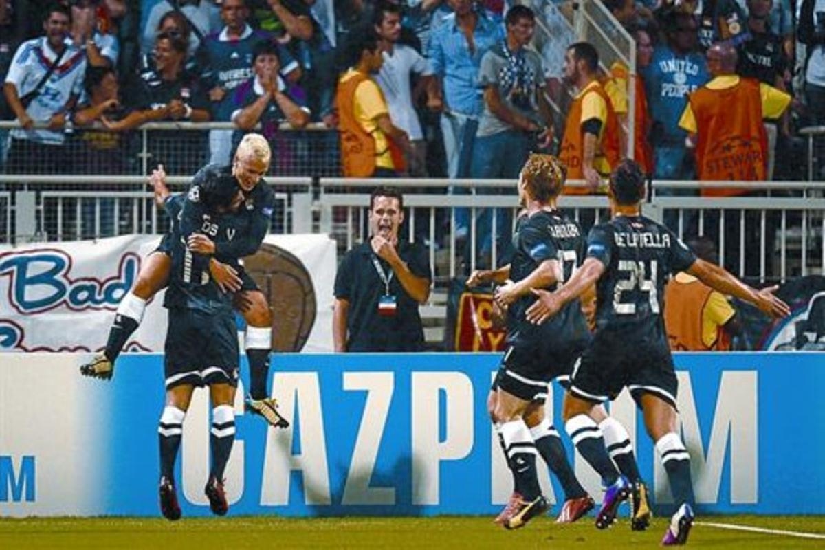 Els jugadors de la Reial feliciten Griezmann després d’aconseguir el primer gol de l’equip donostiarra a l’estadi de Gerland, ahir. Els jugadors de la Reial feliciten Griezmann després d’aconseguir el primer gol de l’equip donostiarra a l’estadi de Gerland, ahir.