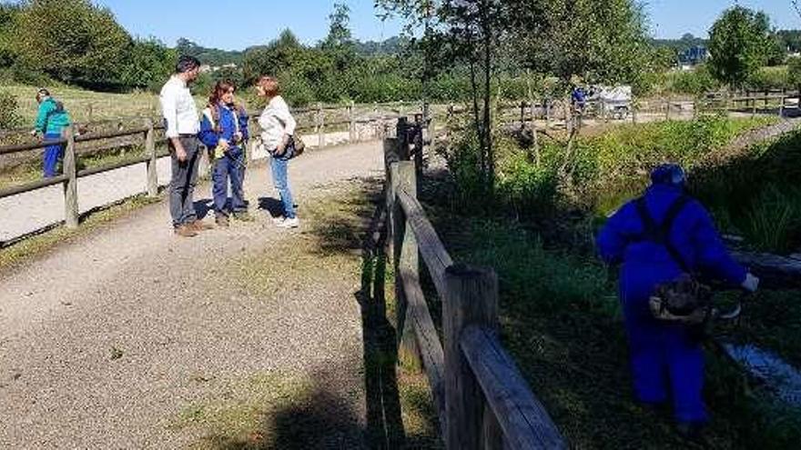 Nicolás González y Celia Alonso, con una operaria de la brigada.