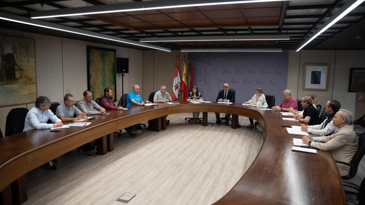 Autoridades, técnicos y representantes de las organizaciones agrarias, en el Consejo Agrario Provincial