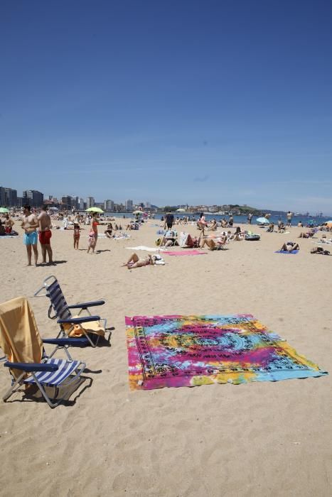 Cerrada la playa de San Lorenzo por completar su aforo de bañistas