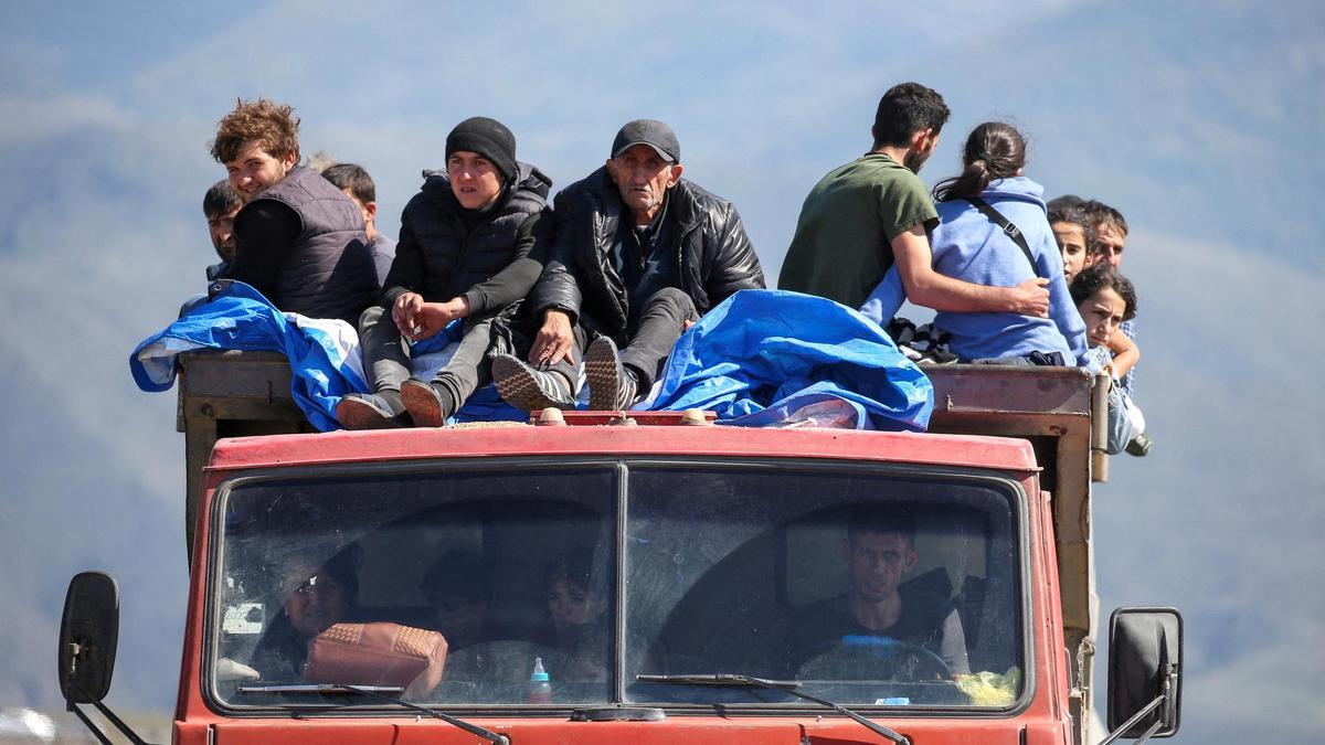 Refugiados del Alto Karabaj llegan en un camión a la población armenia de Kornidzor.