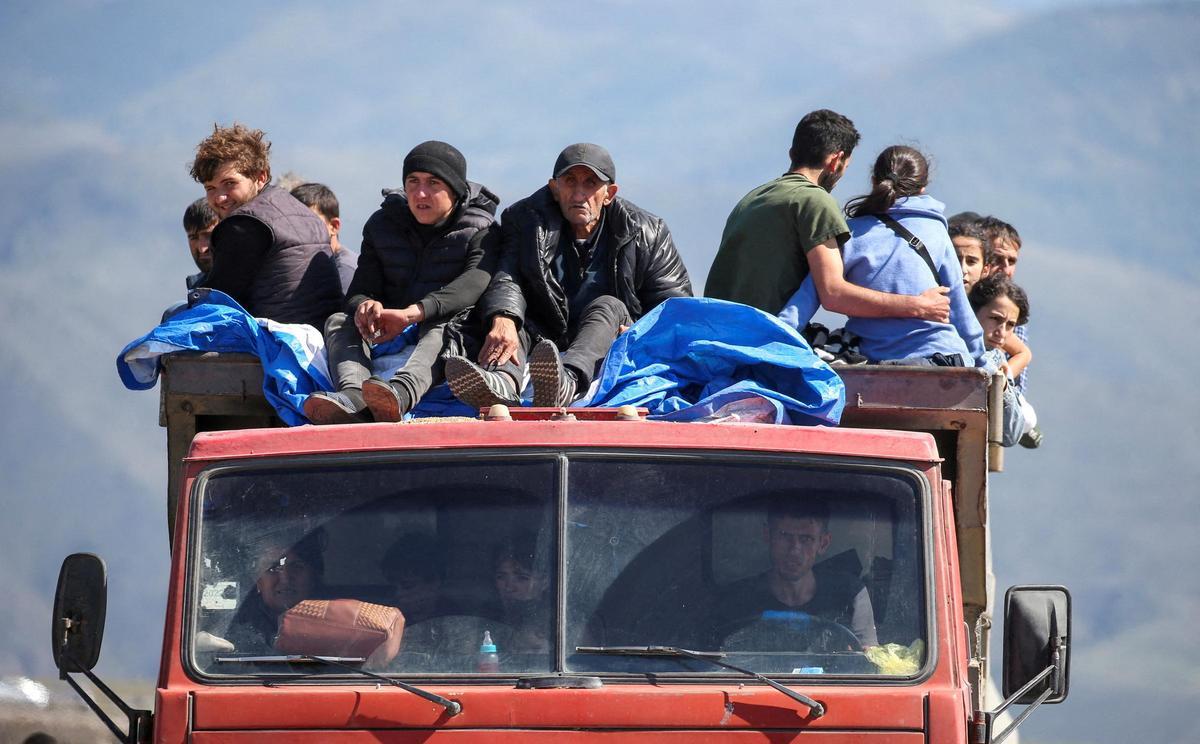 Refugiados del Alto Karabaj llegan en un camión a la población armenia de Kornidzor.
