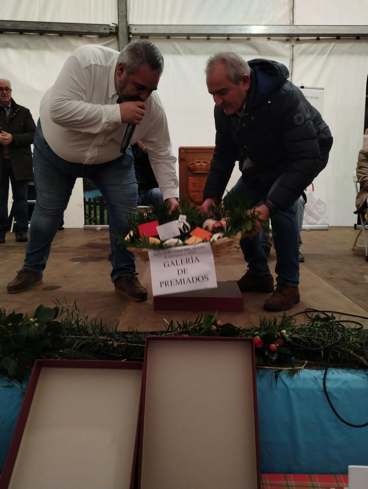 Nacho Fernández y Fernando Delgado, con la cesta de quesos ganadores.