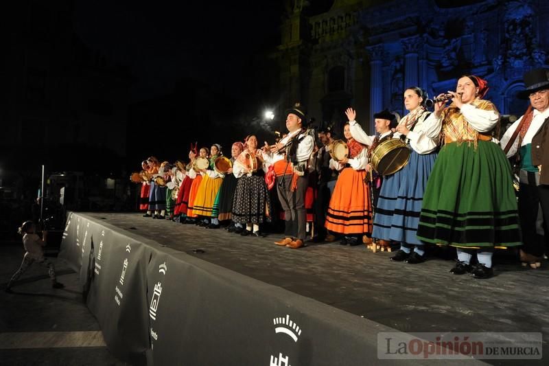 La Antorcha de la Amistad y el Moneo brillan en colores con motivo de este Festival Internacional de Folclore