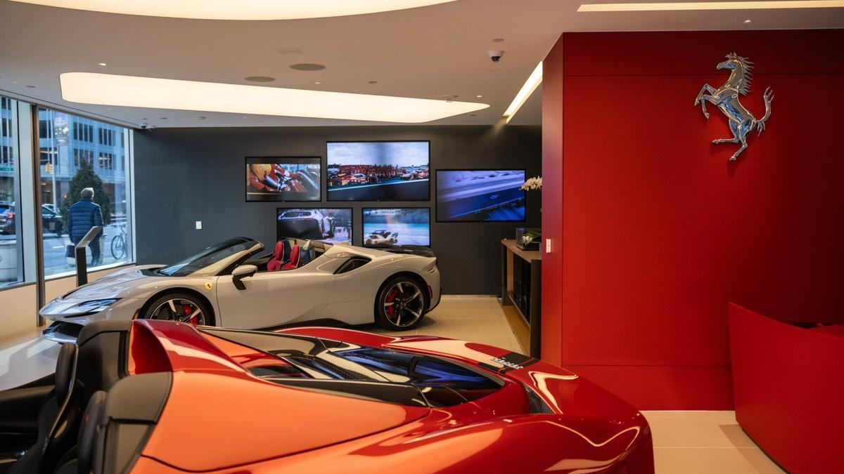 Dos vehículos en la tienda de Ferrari en Park Avenue, Nueva York.