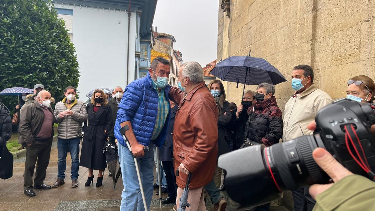 Emocionado funeral en Pola de Siero por el cura "Tito"