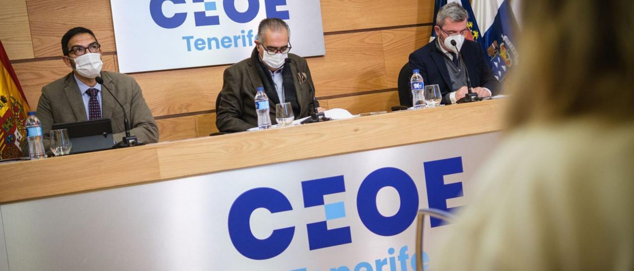 José Miguel González, José Carlos Francisco y Eduardo Bezares, ayer durante la presentación del ‘Informe de coyuntura’ del cuarto trimestre de 2021. | | ANDRÉS GUTIÉRREZ