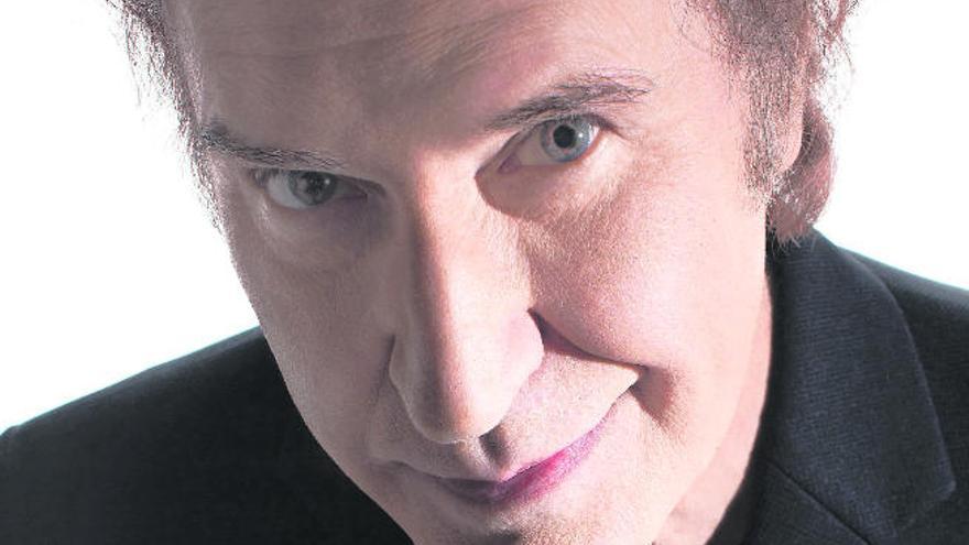 Ray Davies se  enfunda la americana