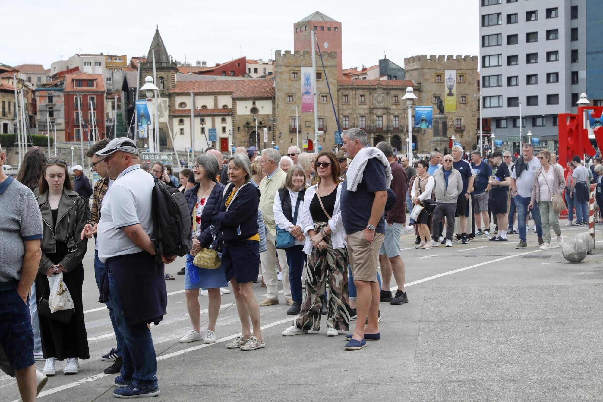 En imágenes: miles de turistas visitan Gijón en crucero (con largas colas)