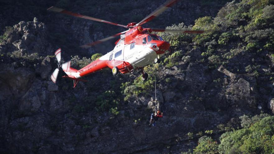 Un helicóptero del GES rescata a tres extranjeros perdidos en Guayadeque