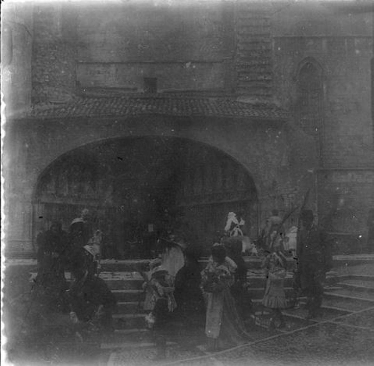 Datada entre 1910 i 1920, és la fotografia més antiga que apareix al catàleg del Centre de Recerca i Difusió de la Imatge (CRDI)de Girona de la celebració del Diumenge de Rams; s’hi veuen nens i nenes amb palmons davant la porta dels Apòstols de la Catedral de Girona.