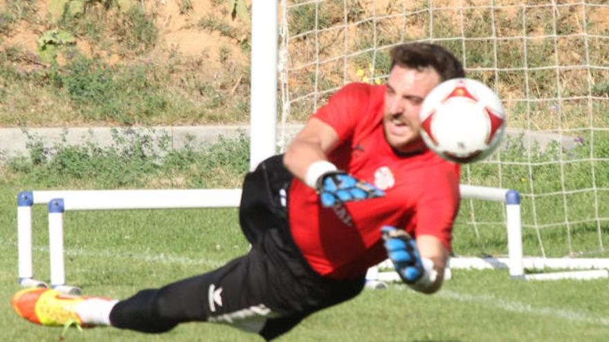 Sergio Sánchez se estira para detener un balón en un entrenamiento.