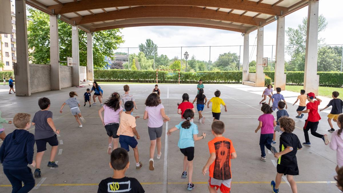 Niños jugando en la pista deportiva del colegio Poeta Ángel González.