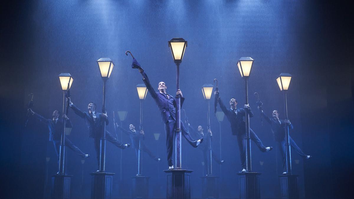 Imagen del montaje del musical 'Cantando bajo la lluvia'