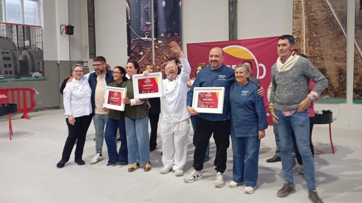 Los ganadores y los organizadores del certamen.