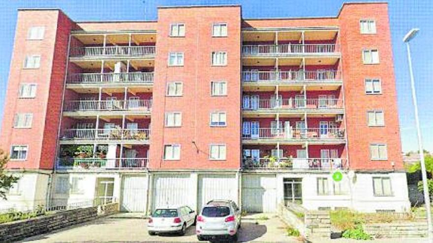 Arriba, edificio de la capital, en la avenida de la Frontera. Debajo, viviendas en Puebla. |