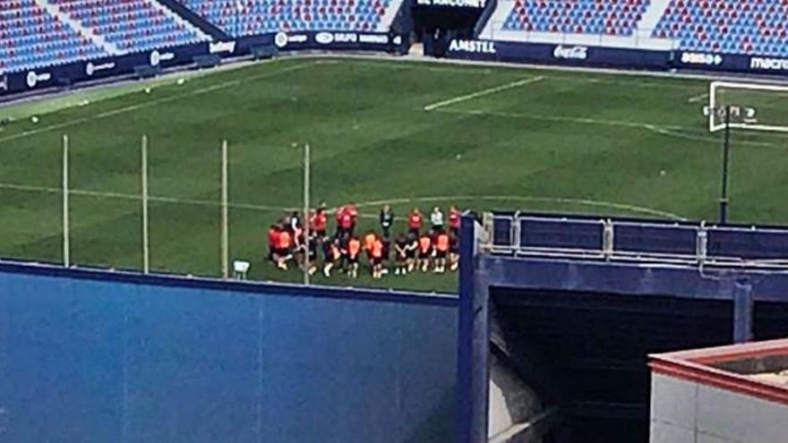 Una imagen del entrenamiento del viernes desde un edificio adyacente.