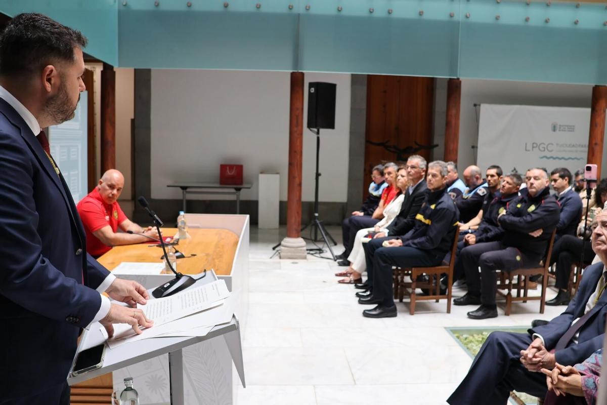 El concejal de Seguridad, Josué Íñiguez, durante el acto del patrón del Cuerpo de Bomberos.