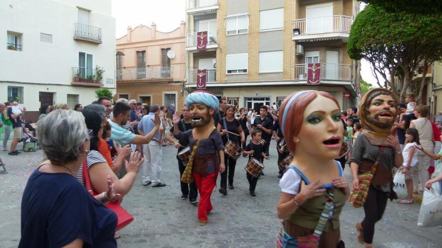 La Cabalgata de San Juan, encabezada por los Gigantes y los Cabezudos.