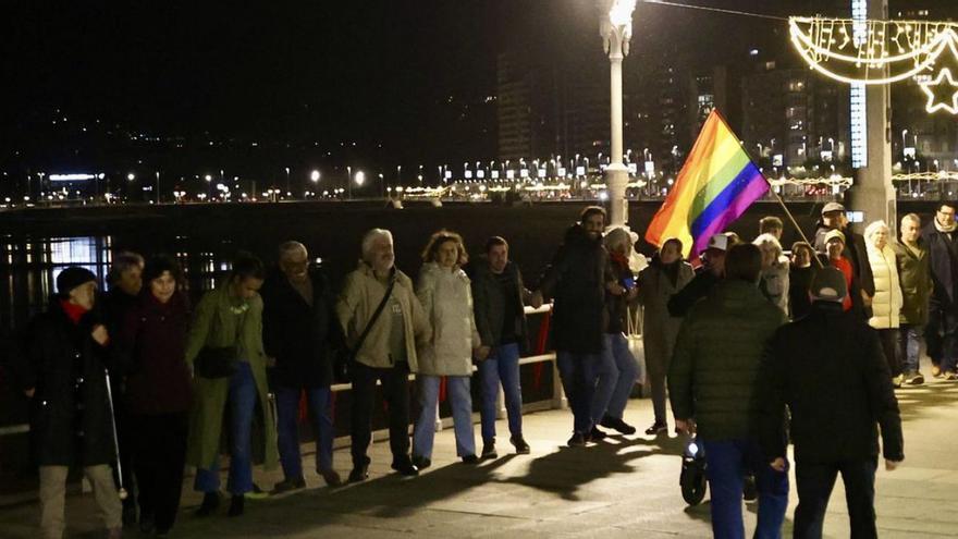 La cadena humana, ayer, en la Escalerona.  | MARCOS LEÓN