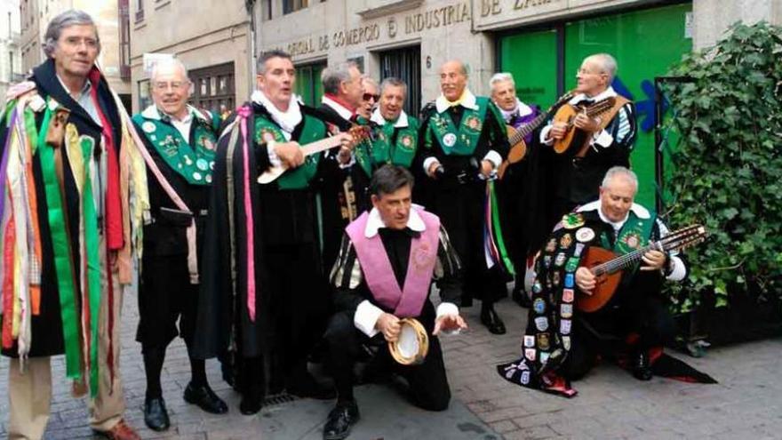 Los veteranos de la tuna de la Universidad de Oviedo disfrutan el fin de semana en Zamora