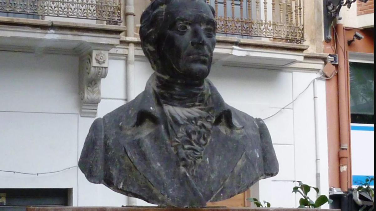 El busto de Balmis en Orihuela.