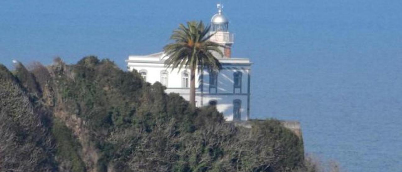 José Manuel Fernández muestra los trofeos que decoran el interior del faro.