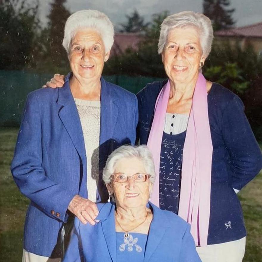 La religiosa, con sus dos hermanas, Pilar y Ángeles, en una foto de la última visita a Asturias, en 2017