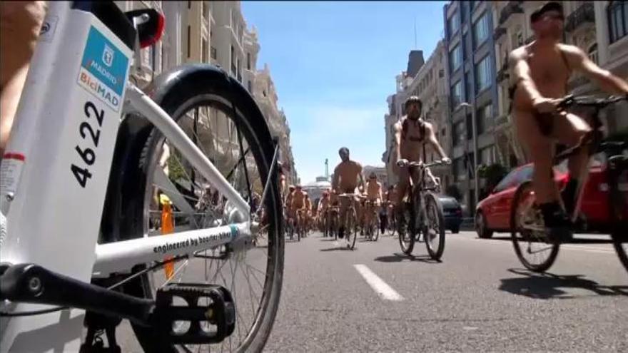 Ciclistas 'en cueros' por las calles de Madrid para reclamar más seguridad
