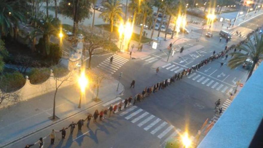 Cadena humana contra los recortes en servicios públicos