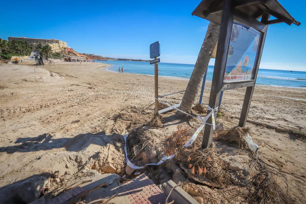 El río Nacimiento causó destrozos en Orihuela Costa en la gota fría en zonas donde se ha ocupado su cauce natural, como el paseo en la playa o los viales y zonas deportivas de varias urbanizaciones