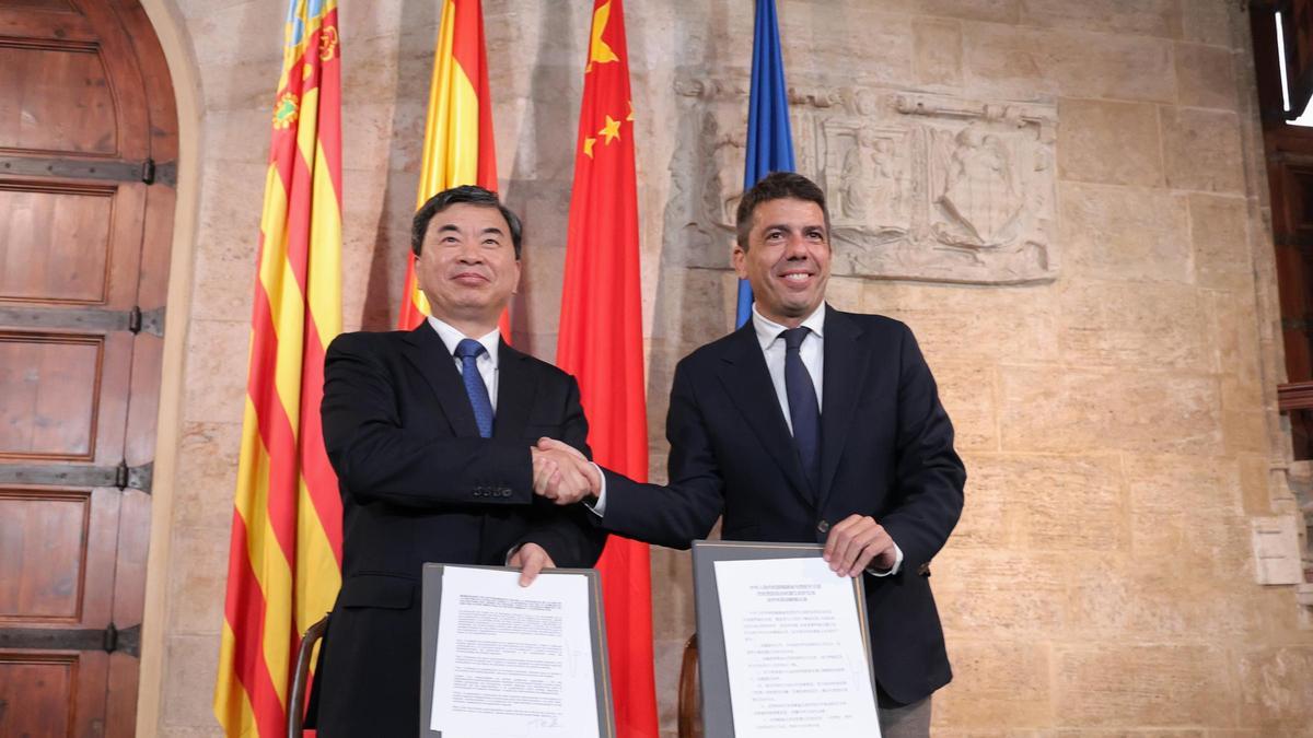 Carlos Mazón y el alto cargo del Partido Comunista Chino Zhou Zuyi, en el Palau