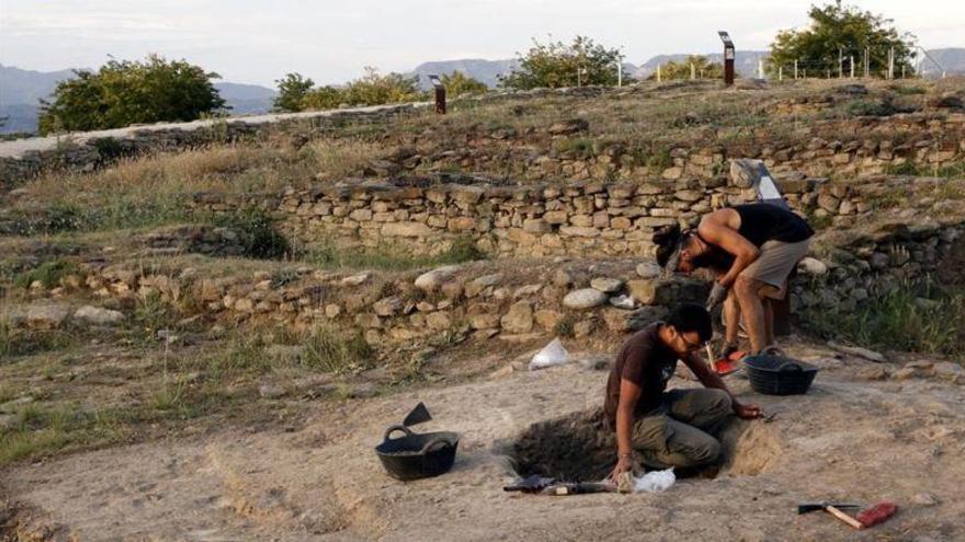 Sitges descubre una necrópolis romana en la playa de La Atlántida