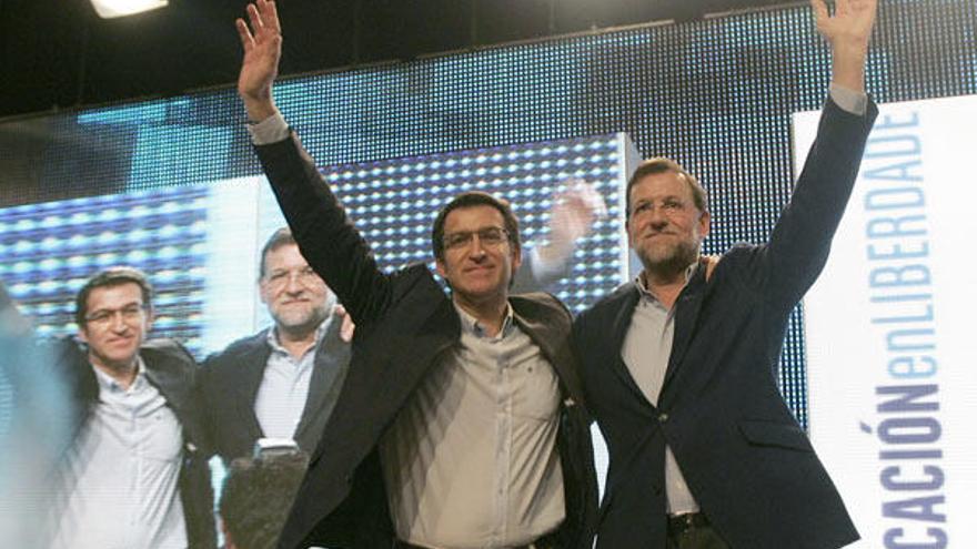 Alberto Núñez Feijóo y Mariano Rajoy, durante el acto del Partido Popular celebrado hoy en Santiago de Compostela.