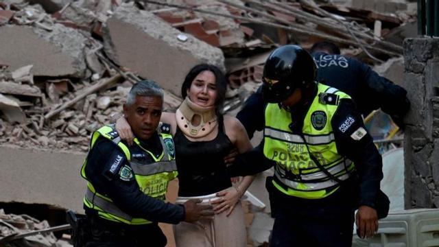 Evacuació d’una dona ferida d’un edifici destruït a Caracas, la capital veneçolana. | JUAN BARRETO / AFP
