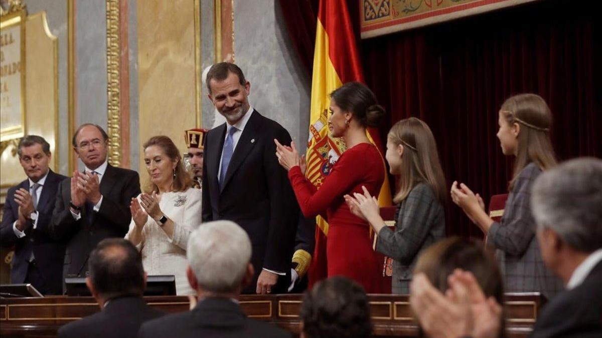 Felipe VI recibe aplausos tras su discurso en el Congreso