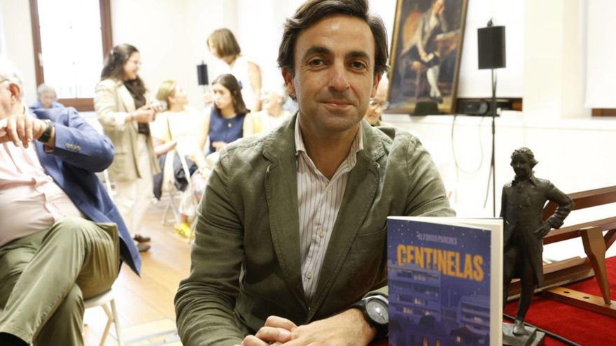 Alfonso Paredes muestra su obra "Centinelas" | ÁNGEL GONZÁLEZ