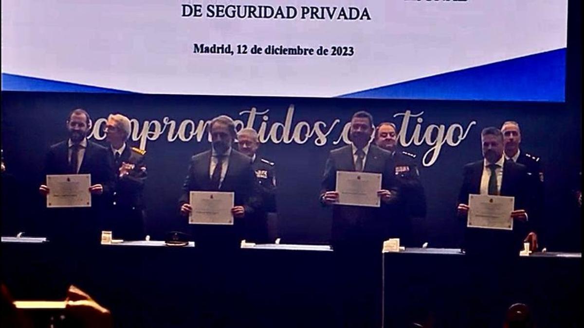 Juan Carlos Cabanach, segundo por la derecha, al recibir la Mención Honorífica.